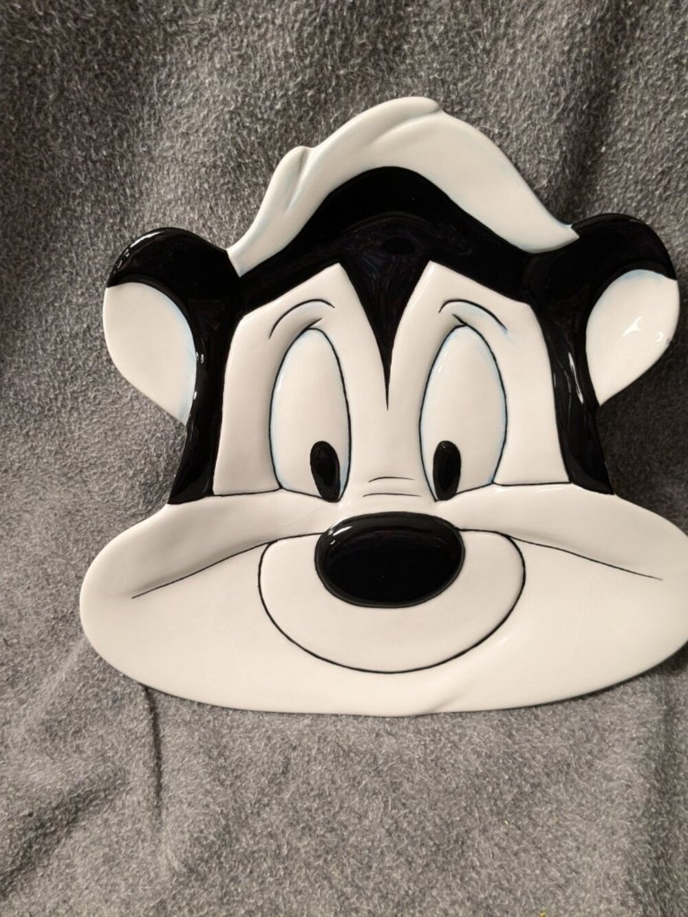 Vintage 1994 Pepe le Pew Ceramic 3-D Plate - Picture 4 of 7